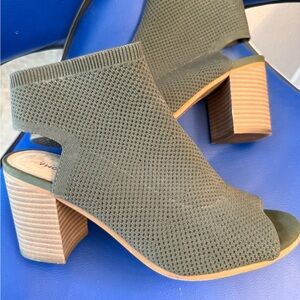 Sonoma Olive Green Knit Peek-Hole Shoes Size 10